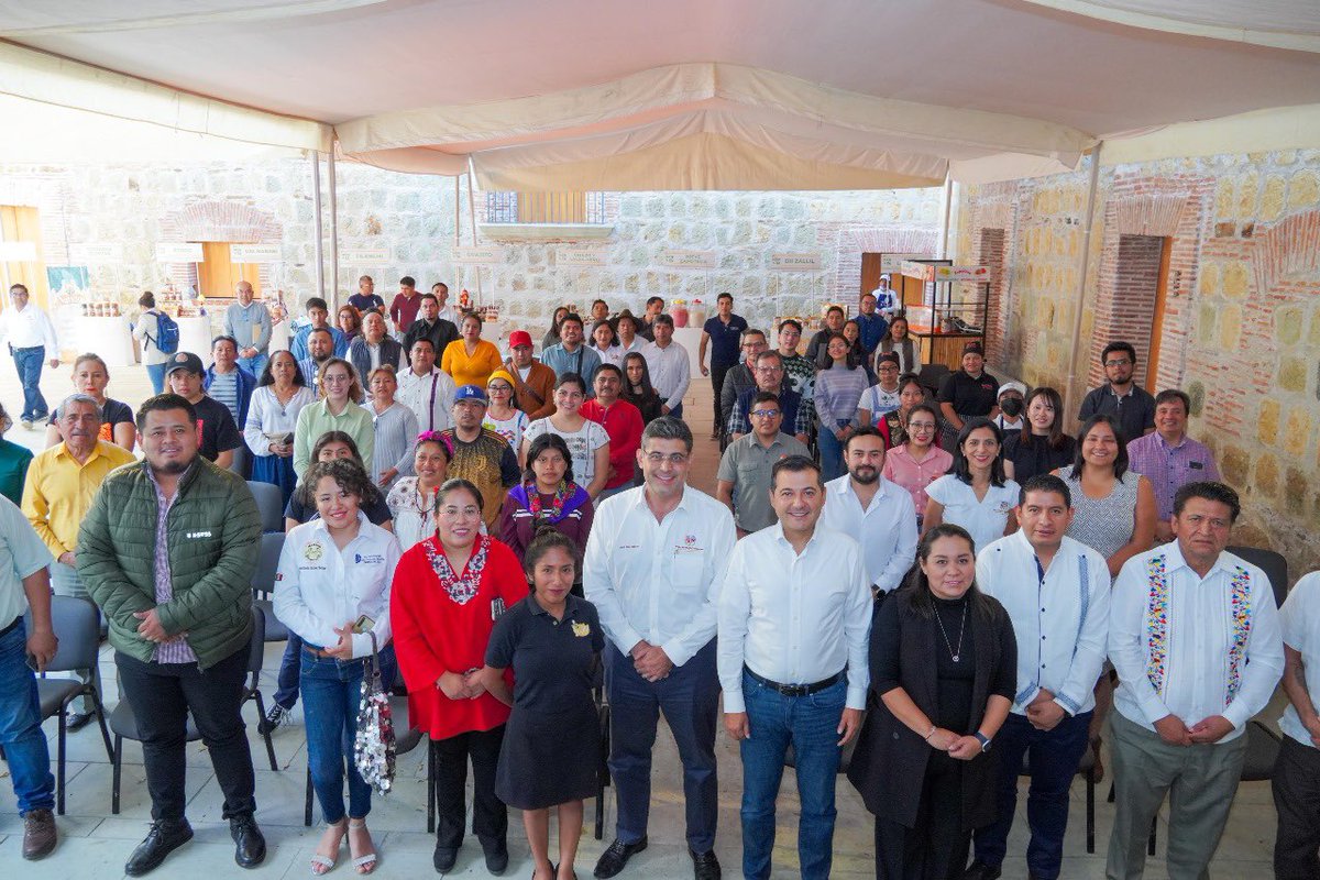 RaulRuizRobles's tweet photo. Inauguré junto a la Subsria @SaavedraAnjuly de Crecimiento y #DesarrolloEconómico, la #ExpoFomenta2023 que ofrece conferencias y una muestra de productos agroindustriales que han sido acompañados por la @DesEconomicoOax a través de los programas disponibles para las Mipymes. https://t.co/58fvch5PUS
