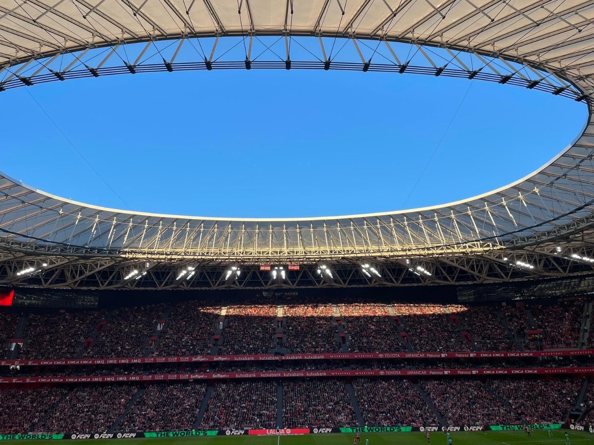 🔴⚪️ Emozioz beteriko eguna, gure @AthleticClub-aren 125. urteurrena harrotasunez ospatzeko.

125 años del club cuyos valores personifica, mejor que nadie, Jose Angel Iribar.

Zorionak, Txopo. Zorionak, Athletic!

#Athletic125 🦁