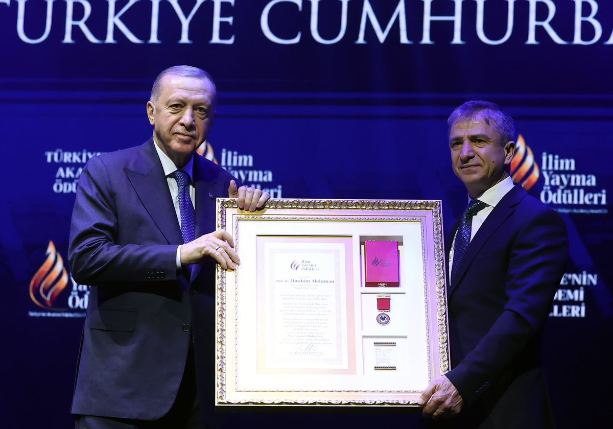 Sayın Cumhurbaşkanımız Recep Tayyip Erdoğan’ın teşrifleriyle İlim Yayma Ödül Töreni’ne katıldık.

Ahlaki ve kültürel değerlerimizi temel alarak bütün şehirlerimizde her yıl binlerce öğrencimizi çatısı altında toplayarak; manevi değerlerimizi senelerdir kuşaktan kuşağa aktarıp,
