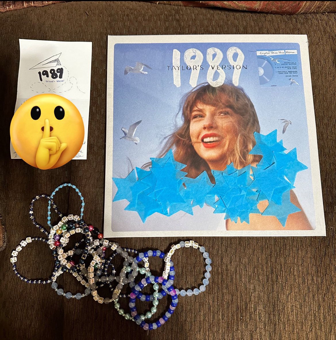 GIVEAWAY

Since i have an extra 1989 TV vinyl i decided to do a give away!

How to enter
-Like
-Retweet 
-Follow me
-Comment fav 1989 vault track 

Will also include some bracelets, confetti, and a little card. 

ENDS: 12/31
#giveaway