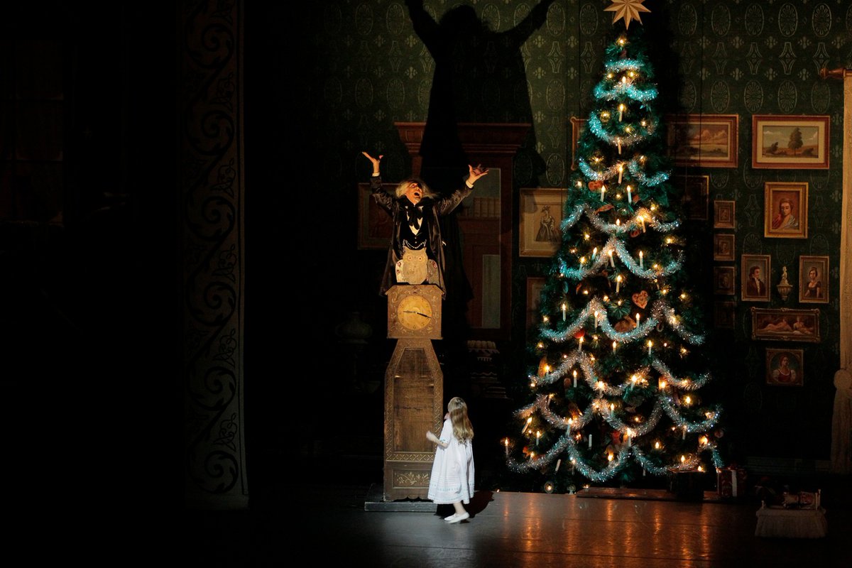 nycballet's tweet image. #NutcrackerNumbers During the Party Scene, the Stahlbaum&apos;s grandfather clock strikes 8 PM just before Drosselmeier arrives, and 12 AM just prior to the Battle Scene.

See the trivia in action as George Balanchine&apos;s The Nutcracker® continues through DEC 31: nycballet.com/nutcracker