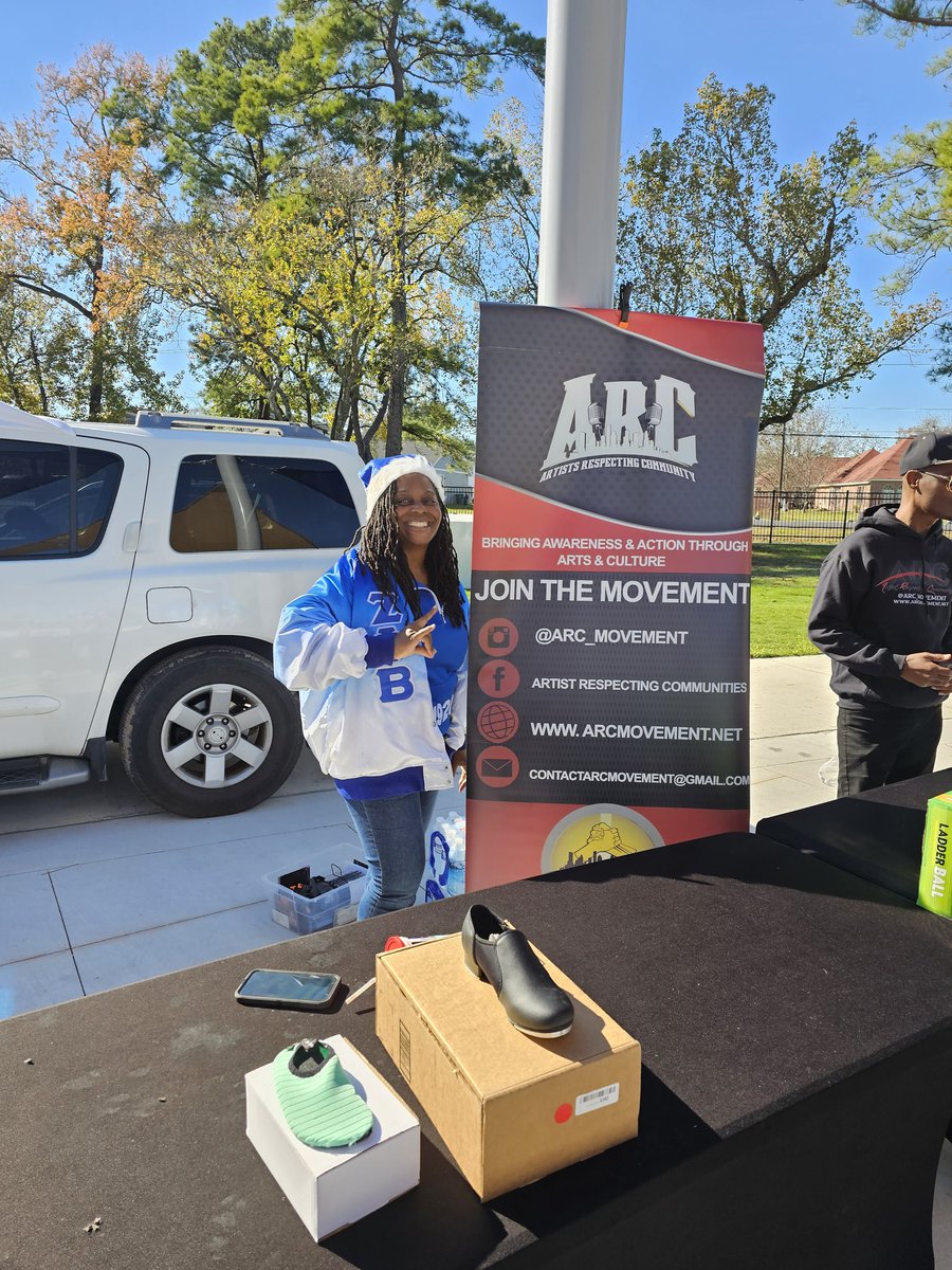 BlueLove_1920's tweet image. My second community service project of the day - Artists Respecting Community Toy Giveaway #ServiceIsWhatWeDo