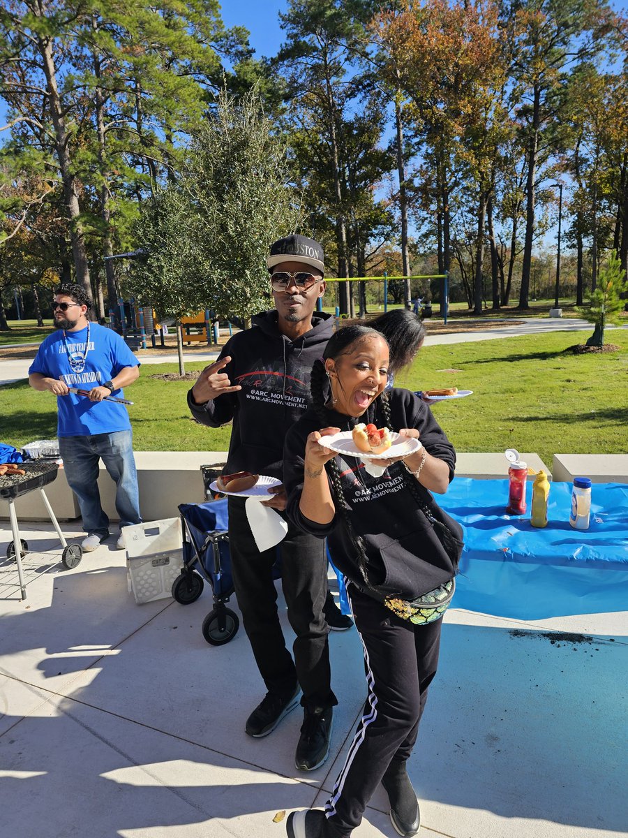 BlueLove_1920's tweet image. My second community service project of the day - Artists Respecting Community Toy Giveaway #ServiceIsWhatWeDo