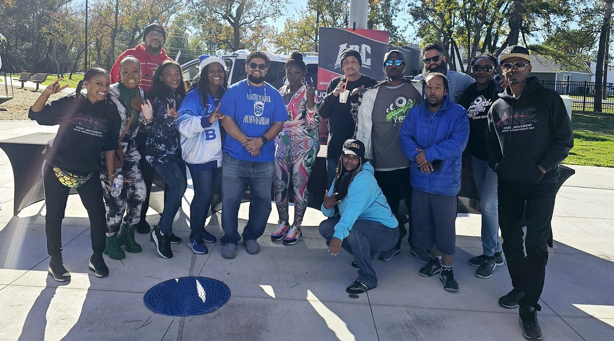 BlueLove_1920's tweet image. My second community service project of the day - Artists Respecting Community Toy Giveaway #ServiceIsWhatWeDo