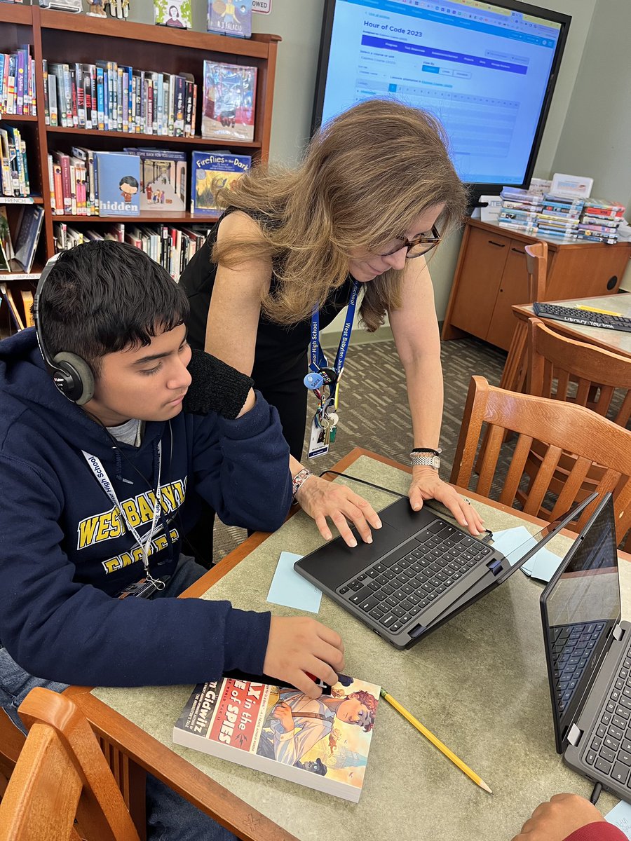 Students <a href="/wbjhs/">WBJHS</a> 💙💛💙💛2Code! #HourOfCode continues