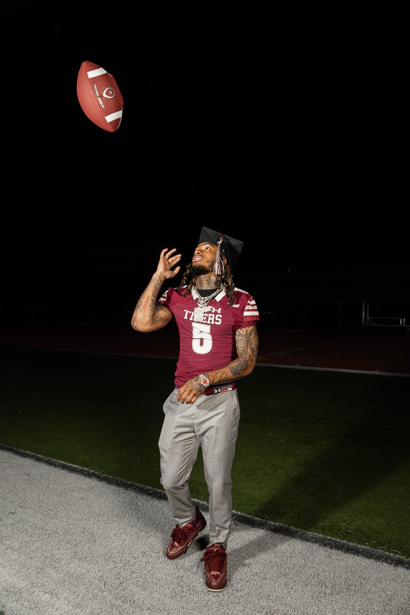 Ball_ForMyDaddy's tweet image. Don’t let nobody pick up your pen, write your own story. So many ups and downs on this journey but all of the ups out weight the downs I’m blessed  💫🙏🏽  

Rip Pops, Rip Mama, Rip Grandma  Rip Earnest 🕊️

I Graduated Today I Beat The Odds 🐐