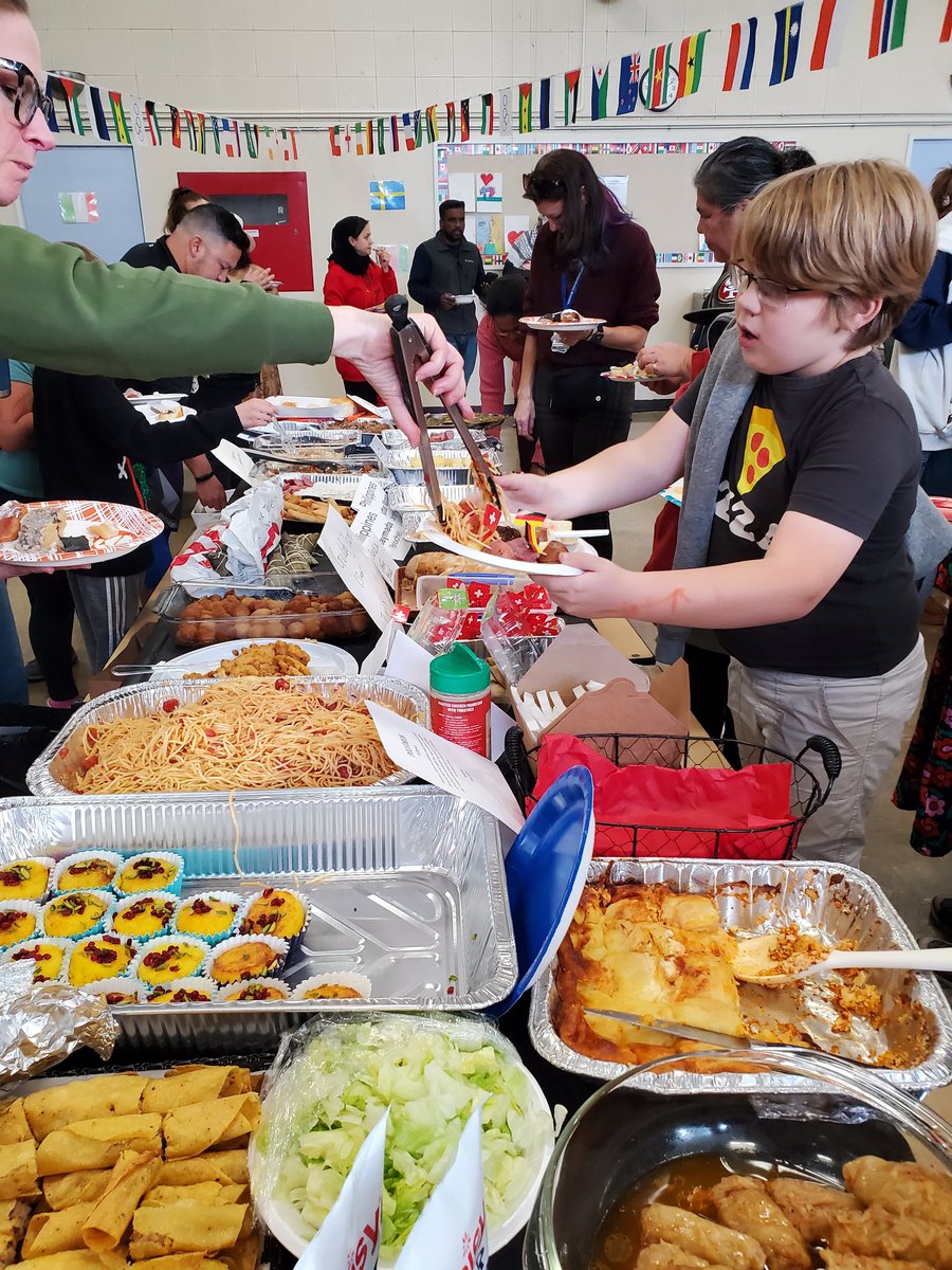 #3rdGrade Heritage Feast had an amazing turn out! Great culminating event for our Heritage Reports! @SequoiaEL @MtDiabloUSD