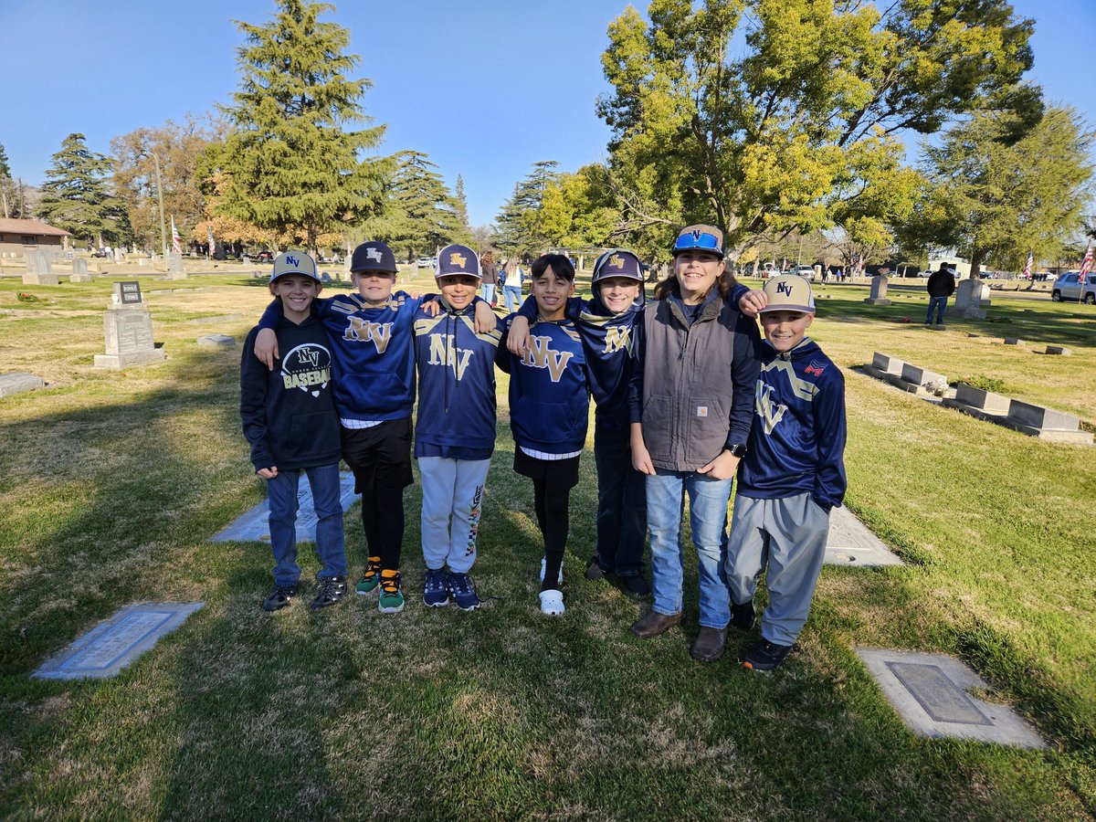 coachsolis12's tweet image. I love my team. Doing a little bit of community service putting wreaths out for our veterans. Great job today boys. @jaden_solis9 #nvbaseball #12u