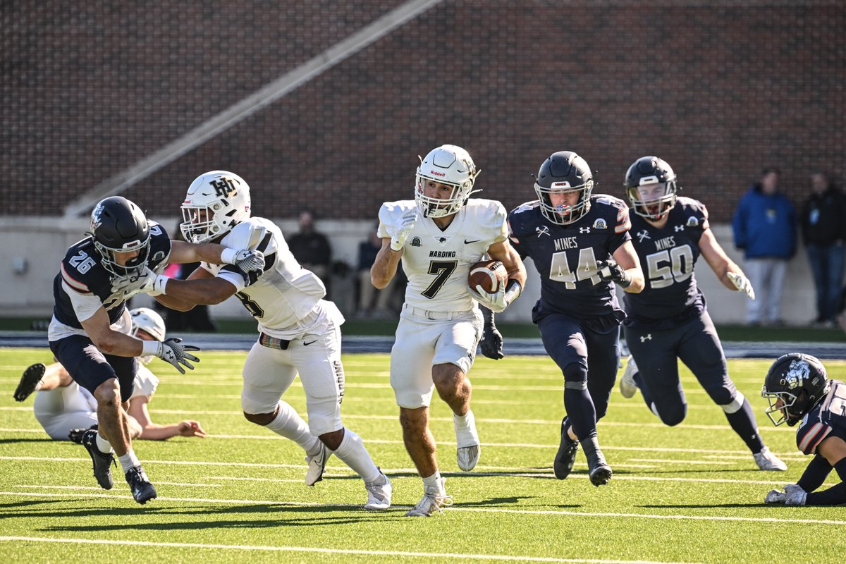 HardingSports's tweet image. .@Harding_FB rushed for more than 341 yards in Saturday's national championship to become the first team in NCAA history to rush for more than 6,000 yards in a season! #GOBisons