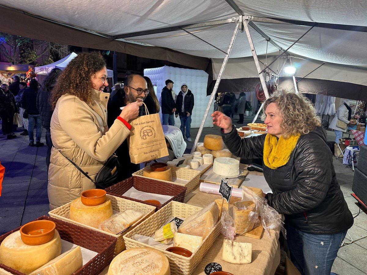 Acabam el dia a #Algaida voltant pel seu mercadet de Nadal i visitant el seu espectacular betlem.

Gràcies a na Marga Fullana i als companys i companyes d’ <a href="/Algaidapsib/">Socialistes Algaida</a>  per la convidada!