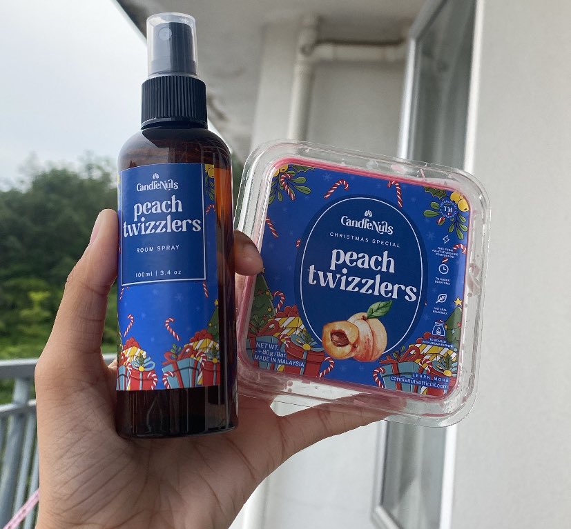 lovelyyanissa_'s tweet photo. Firstly, bila i buka je kotak pergh semerbak ye bau😍 sumpah wangi! 

My favourite scent is peach twizzlers, this one is christmas special edition yang baru je launch tau

Bau dia so sweet &amp; satu bilik i bau even i cuma guna room spray. LURVE GILA SRS❤️ https://t.co/4d8xP2wo97