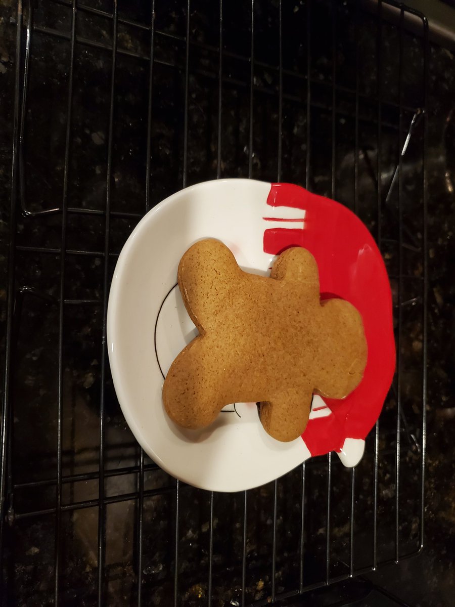 Before and After
First dozen are done!

#gingerbread #holidaybaking