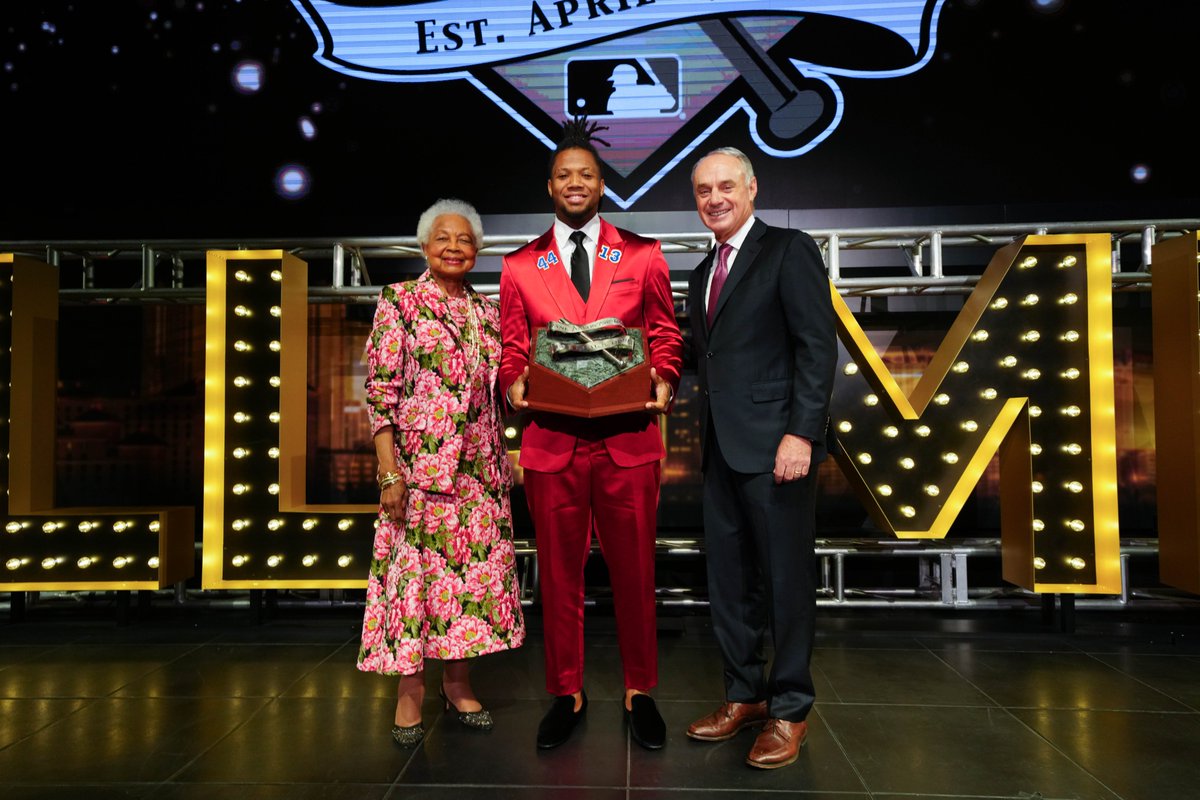 Ronald Acuña Jr. receives the National League Hank Aaron Award. 💙