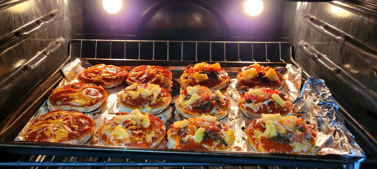 I only ever cook/bake at work. And man, these little homemade pizzas I made look freaking fantastic!! 🥵🔥
—
#minipizza #pizza #pizzapizzapizza #pizzalover #pizzatime #homemadepizza