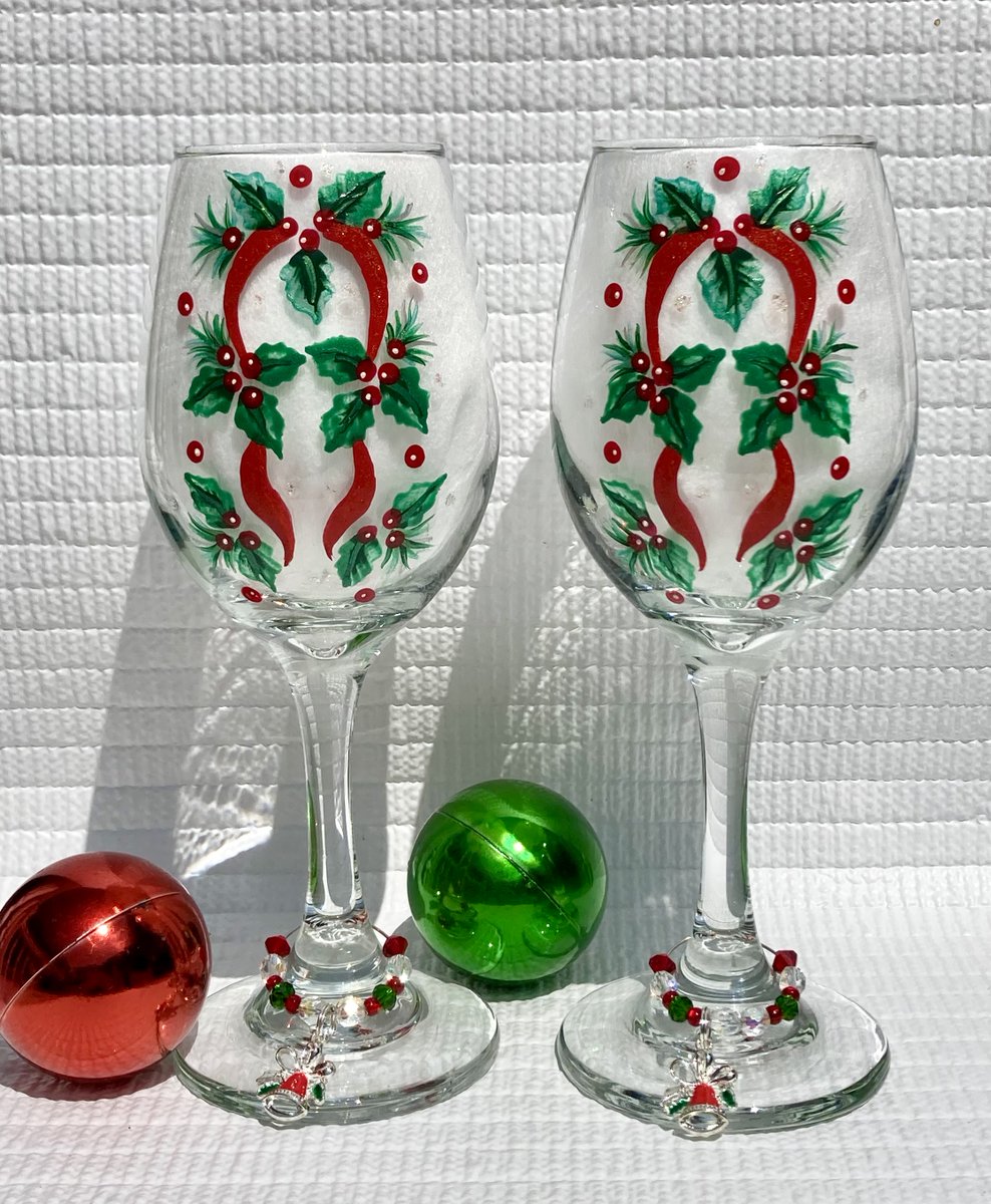 Hand painted Christmas glasses etsy.com/listing/153763… #SMILEtt23 #CraftBizParty #christmasglasses #handpaintedglasses #giftsforher #etsy #etsygifts