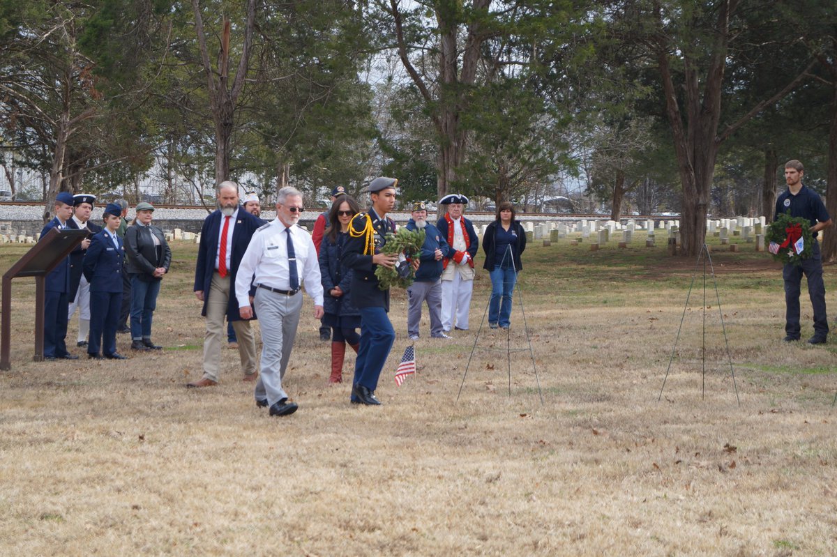 OHSJrotc's tweet photo. Patriot Battalion Cadets participating in Wreaths Across America this morning. Raquel Hernandez led the Pledge and Jhony Arevalo had the honor of laying the All Services Wreath with County Commissioner Phil Wilson. https://t.co/7OJ8qLag3P
