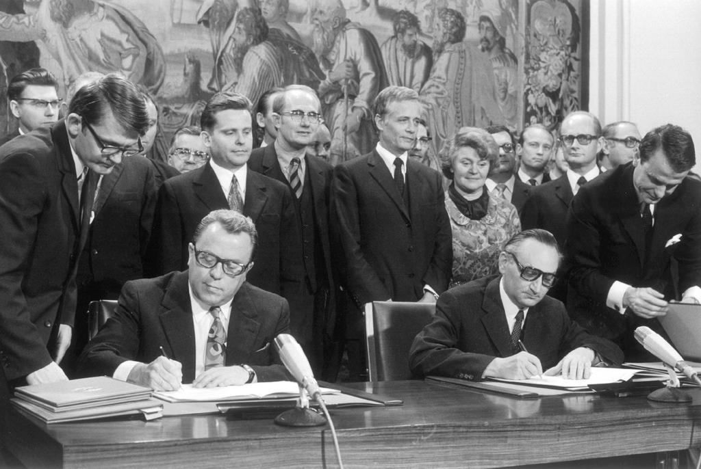 21 Dec 1972: The Basic Treaty is signed by East and West #Germany. Both countries agree to recognized the other's #sovereignty. #Communism #ColdWar #history #GermanHistory #OnThisDay  #ad amzn.to/2KHa9mo