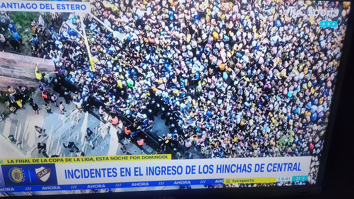 W_Espineira's tweet image. Solo una persona nefasta como #chiquitapia puede organizar una final en S.del Estero con 45 ° de S.T y una desorganización de la cual ya nos tiene acostumbrados. Esto puede terminar muy mal. El país de los campeones del mundo, Tapia jamás puede ser Presidente.
#afa #afano #tapia