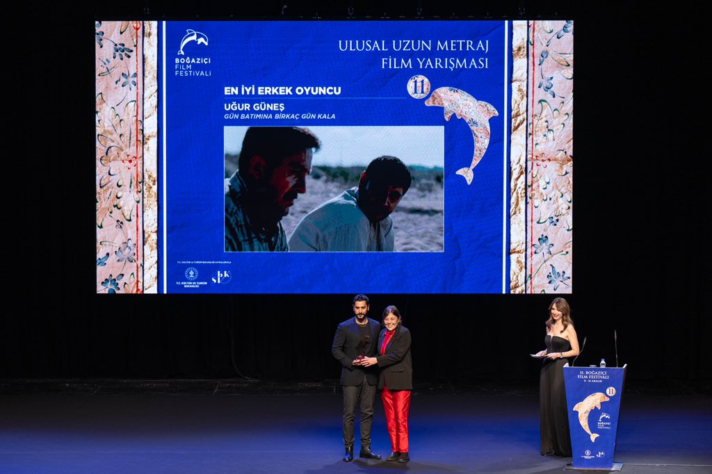 🎬 11. Boğaziçi Film Festivali'nde Ulusal Uzun Metraj Film Yarışması En İyi Erkek Oyuncu Ödülü'nün sahibi 'Gün Batımına Birkaç Gün Kala' filmindeki performansıyla Uğur Güneş oldu! 🏆 #BoğaziçiFF🐬 #BFF2023🐬