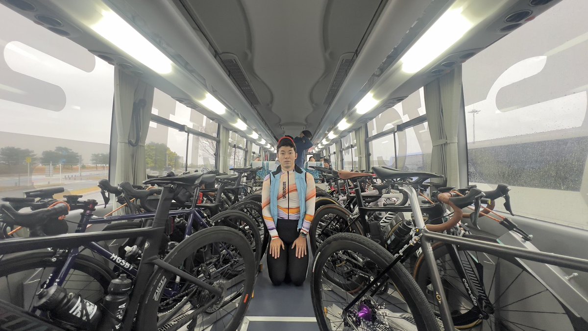 iamkentasan's tweet photo. 九州初のサイクルバス

空港着いたらバイク組み立ててそのまま積み込み

ちなみに人は21人、バイクは18台積み込み可能

輪行箱や荷物はトランクへ直接ドン→スタート地点までワープ

ライド後はホテルまで直行

ワンウェイ系のコースと相性抜群ですね。

そして積み込みまくった社内のインパクトがやばい…