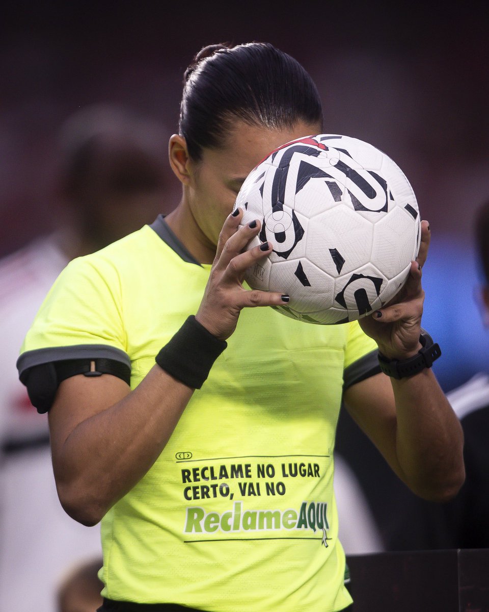 kkk gente e o uniforme da <a href="/arbitraedna/">Edina Alves</a> que tá ensinando o lugar certo pra reclamar?! Maravilhoso!

Quer reclamar e ser atendido? Só no Reclame AQUI 👇

x.com/ReclameAQUI 
#publi #reclameaqui #jogodareclamacao