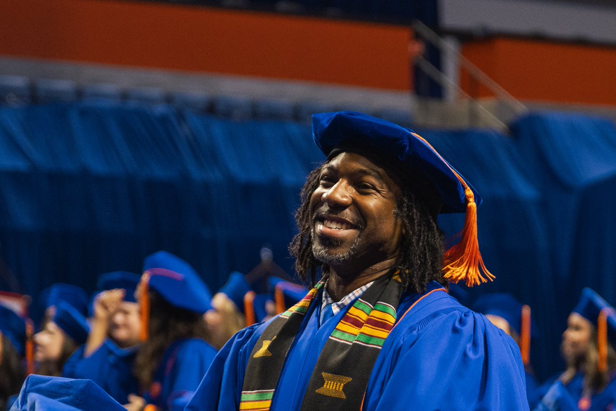 #UFgrad ➡️ @ufalumni 🎉 Congrats, Gator grads! 🐊