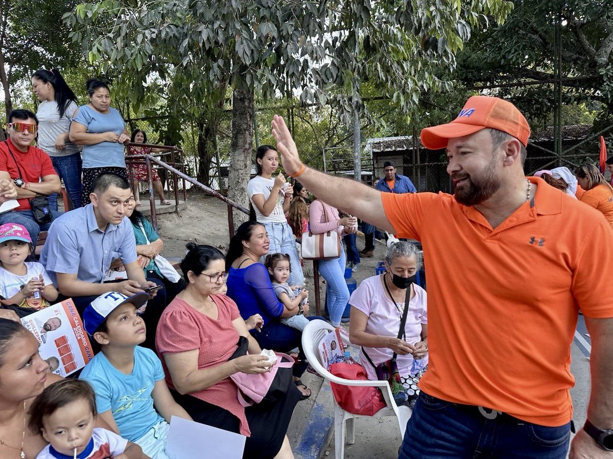 GGallegos24's tweet photo. #TrabajoTerritorial🔸|
Continuamos con nuestro trabajo territorial en la colonia los #Conacaste del distrito de #Soyapango, ahora estos niños que son el futuro de nuestro país pueden vivir en un ambiente de paz y tranquilidad, en donde podrán desarrollarse como ciudadanos de bien, gracias a las iniciativas de seguridad del presidente @nayibbukele en materia de seguridad, mismas que seguiremos apoyando hasta que sea necesario.
#UnSoloVoto
#UnSoloRostro
#GuillermoGallegos 
#GGDiputadoSanSalvador 
#VotaNaranja🍊