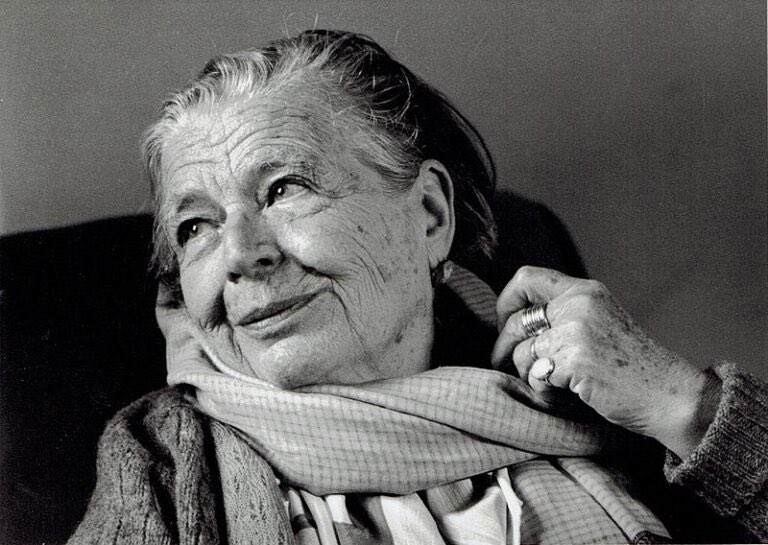 «Petite âme errante, accueillante visiteuse, compagne du corps, au pays pour lequel tu pars, toute transie, livide et nue, reprendras-tu tes anciens jeux?» Mémoire de Marguerite Yourcenar, morte un 17 décembre. Sa traduction si belle des vers antiques de l’Histoire Auguste.