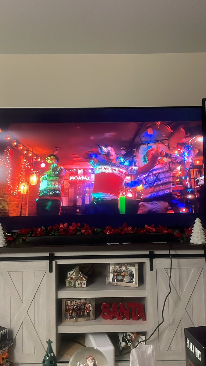 _nitro8's tweet image. Christmas traditions #TheNightBefore @Sethrogen @AnthonyMackie @hitRECordJoe