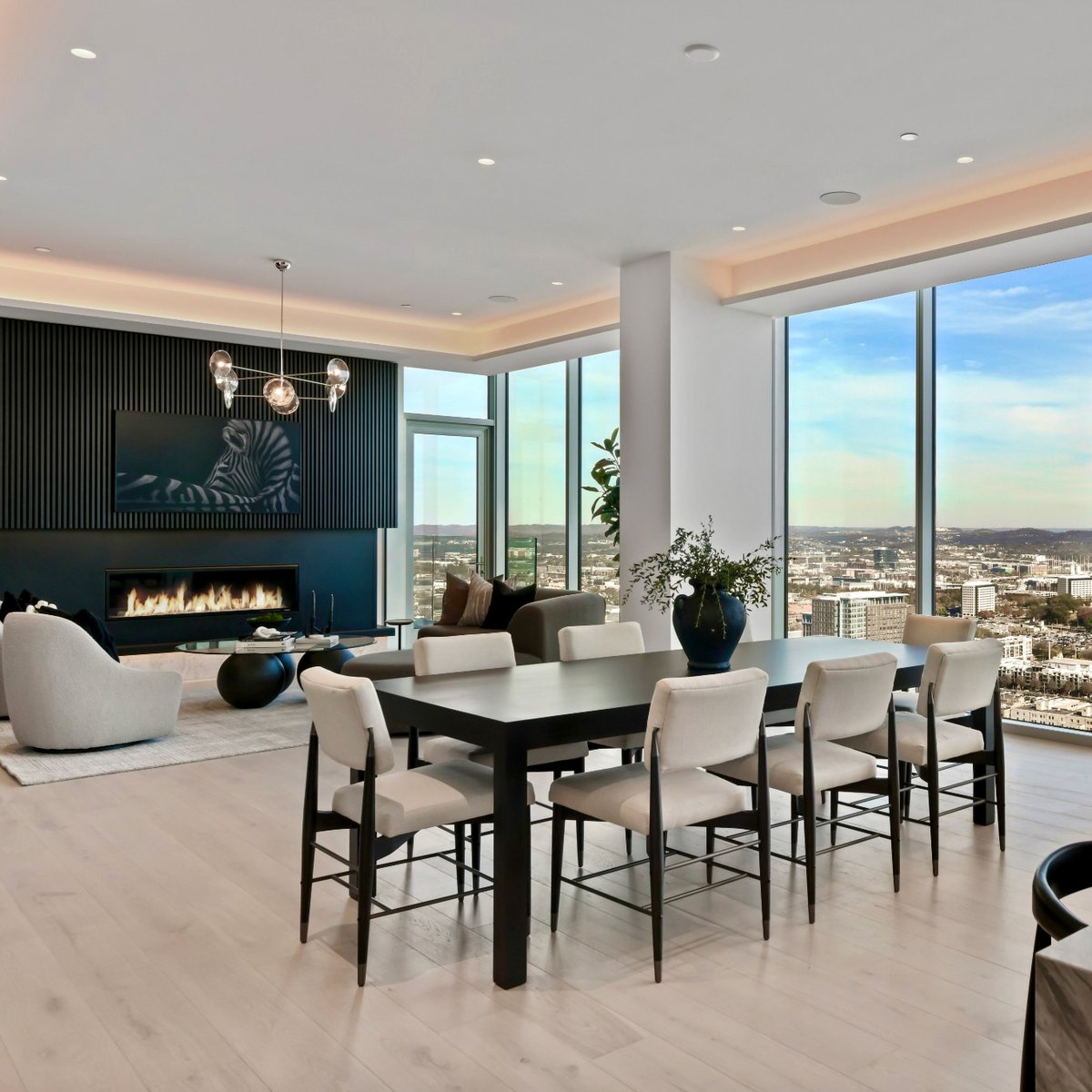 parkscompass's tweet photo. Immerse yourself in the luxury of this breathtaking penthouse on the 32nd floor of Broadwest! 😍✨

Listed by Danielle Helling and Mark Deutschmann - The CityLiving Group • 1616 West End Ave 3202 • Nashville • MLS# 2594282 • $5,799,900 https://t.co/AomrV4PSKZ