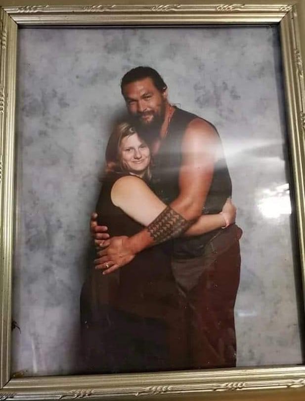 Jason Momoa se ofreció a sostener a esta mujer para la foto, ya que ella iba en silla de ruedas. Ella le dijo “soy bastante pesada” y Momoa contestó “soy bastante fuerte”, y se hicieron la foto.