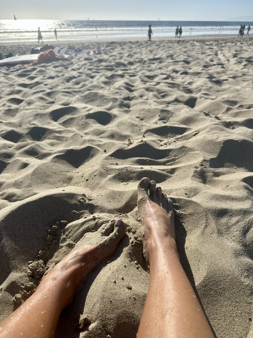 It was nice beach day for my feet 🦶🏼👣🏄🏻&zwj;♀️ https://t.co/Imxw63ArkK<a href="/tag/clip"class="tags"><span>#clip</span></a>