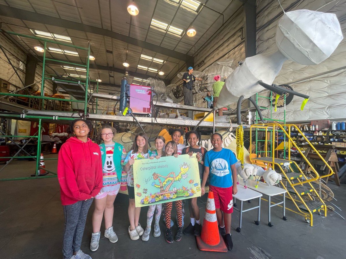 Rachel’s @GirlScoutsLA troop had a wonderful day as Burbank Rose Float volunteers. They got to use their crafting skills while learning a bit about engineering & community service. Thanks @RoseParade @BTORARoseFloat for the experience! @BurbankLeader @BurbankCA @girlscouts