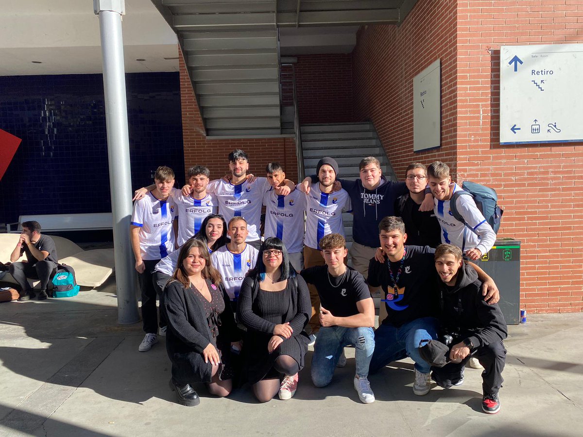 Gamergy: Día 2 ✅

Una pasada. Abrazar por primera vez a personas que nunca viste antes pero sí conoces. Te juro que han sido abrazos súper sinceros y los he sentido de corazón. 💕

Supongo que esto es lo que de verdad enamora de #GAMERGY.