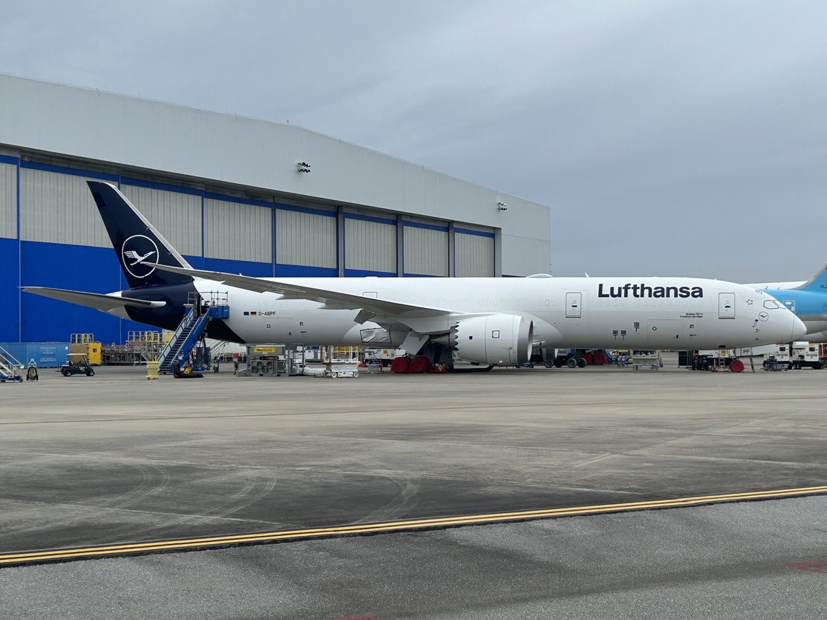 Lufthansa’s first newly built Boeing 787-9 D-ABPF named Frankfurt am Main sitting on the Boeing SC ramp fresh out of final assembly. #boeing #dreamliner #lufthansa #boeing787 #aviation #planespotting