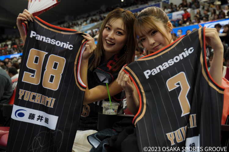 maishima_osg's tweet photo. ／
／
本日も #大阪エヴェッサ 応援デー🏀
#ゆいちゃみ & #ゆうちゃみ ご来場記念
サイン&ネーム入りオーセンティックユニフォーム
4名様にプレゼント🎁🎁
＼
＼

今日は姉妹で応援！！
盛り上げていただいています🔥🔥

＜応募方法＞
✅本アカウントをフォロー
✅本投稿をリポスト
締め切りは12/22（金）17:00まで！！

詳細はこちら👇
https://t.co/rUtkkGI0qK
@yuuna09082424_ @Ex240130