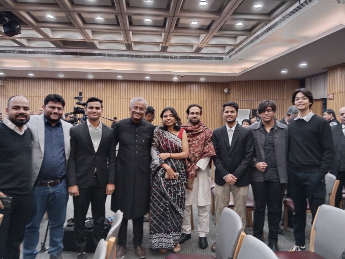 Some verse, some worse, Some quotes, some coats. At the book launch of @maqboolejaz ‘s book on Law Humour and Urdu poetry met @Vakeel_Sb and his cohort from @ICLU_Ind . Always good to interact with the future lawyers and judges of tomorrow.