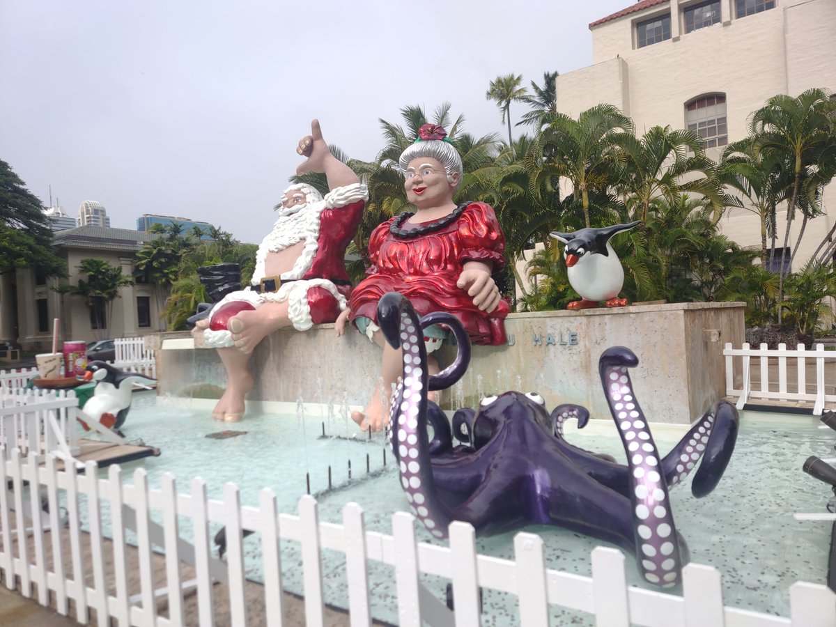 #Shaka 🤙🏾 #Santa and Tūtū Mele #ShakaSanta #TutuMele #Honolulu #Hawaii #MeleKalikimaka @abbeykinsss @CarmaGal @cherylhofmann @ElChibo @guavarose @libbunnie @nethead @patihockey @Skippy9474 @SunnyTailor @specialforksndy @WendieJoy who did I miss???