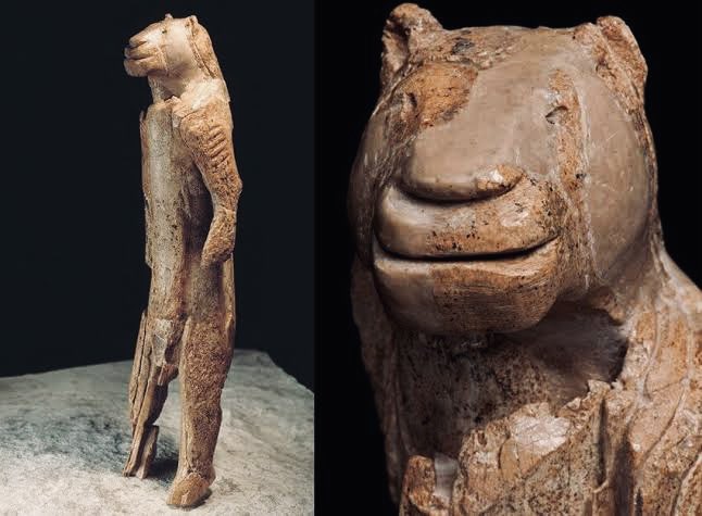 Günümüzden 40.000 yıl öncesine tarihlendirilen Aslan Adam Heykelciği/Stadel Aslanı. 1939 yılında Almanya'nın güneyindeki Stadel Mağarası'nda (Baden- Württemberg) keşfedilmiştir. Üst Paleolitik Döneme tarihlendirilen heykelcik, bilinen en eski hayvan biçimli insan figürüdür. +++