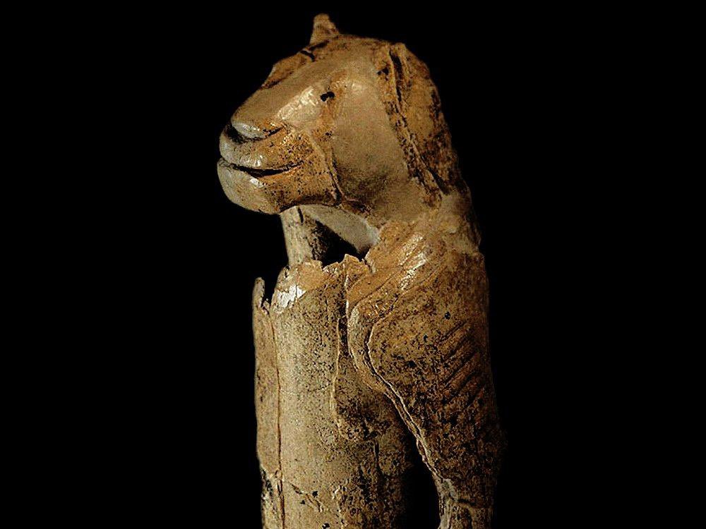 Bir aslan kafasına ve insan vücuduna sahip olan heykelcik bu anlamda doğaüstü bir varlığın da en eski tasvirlerinden biri olarak değerlendirilir. Mamut dişinden yapılan heykelcik, 30 cm yüksekliğinde ve 5.6 cm genişliğindedir.