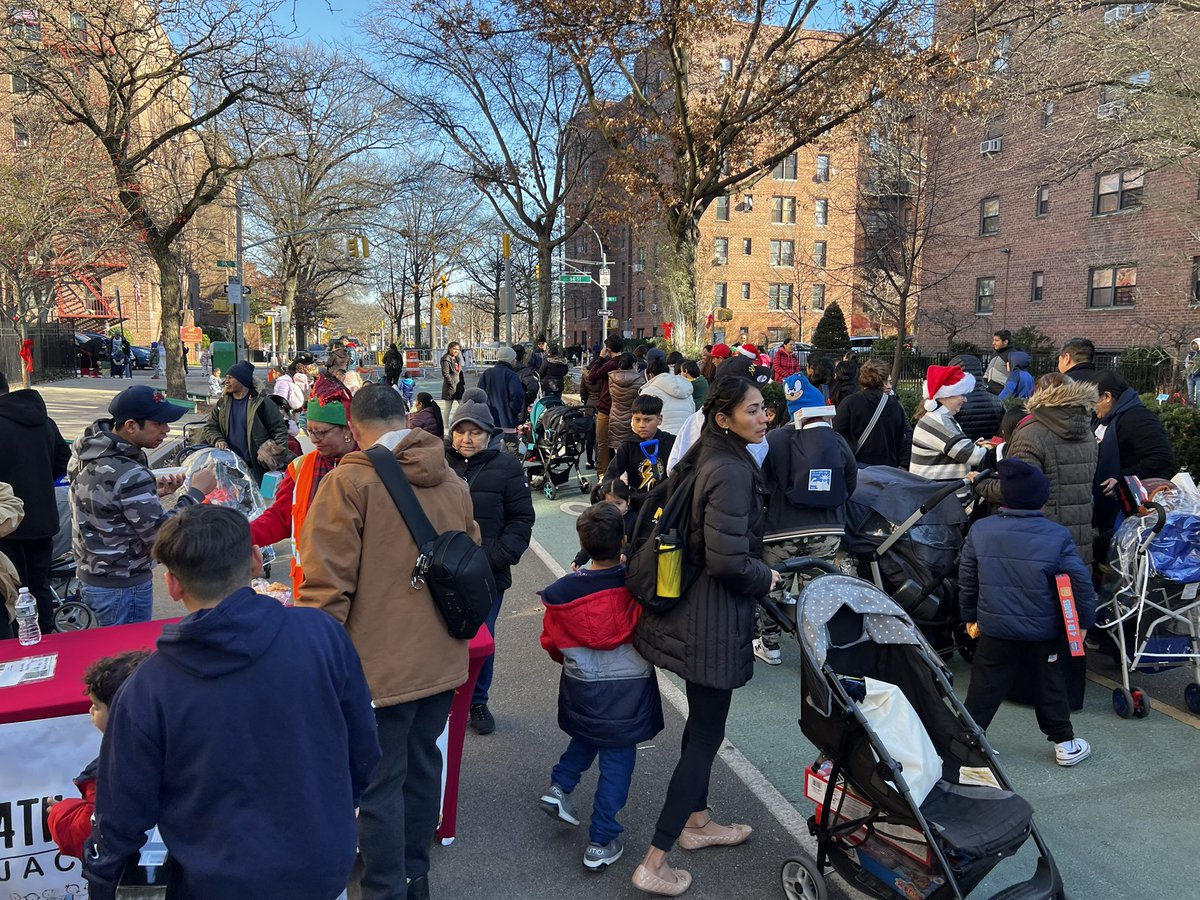 The pozole event was fantastic!! Thank you to everyone who made it a success. We had three kinds of pozoles &amp;  cookies too!

Thank you to both volunteers and for the donations that make these events possible.

#OpenStreets
#34AveOpenStreets
#citiesforpeople
#streetsforpeople