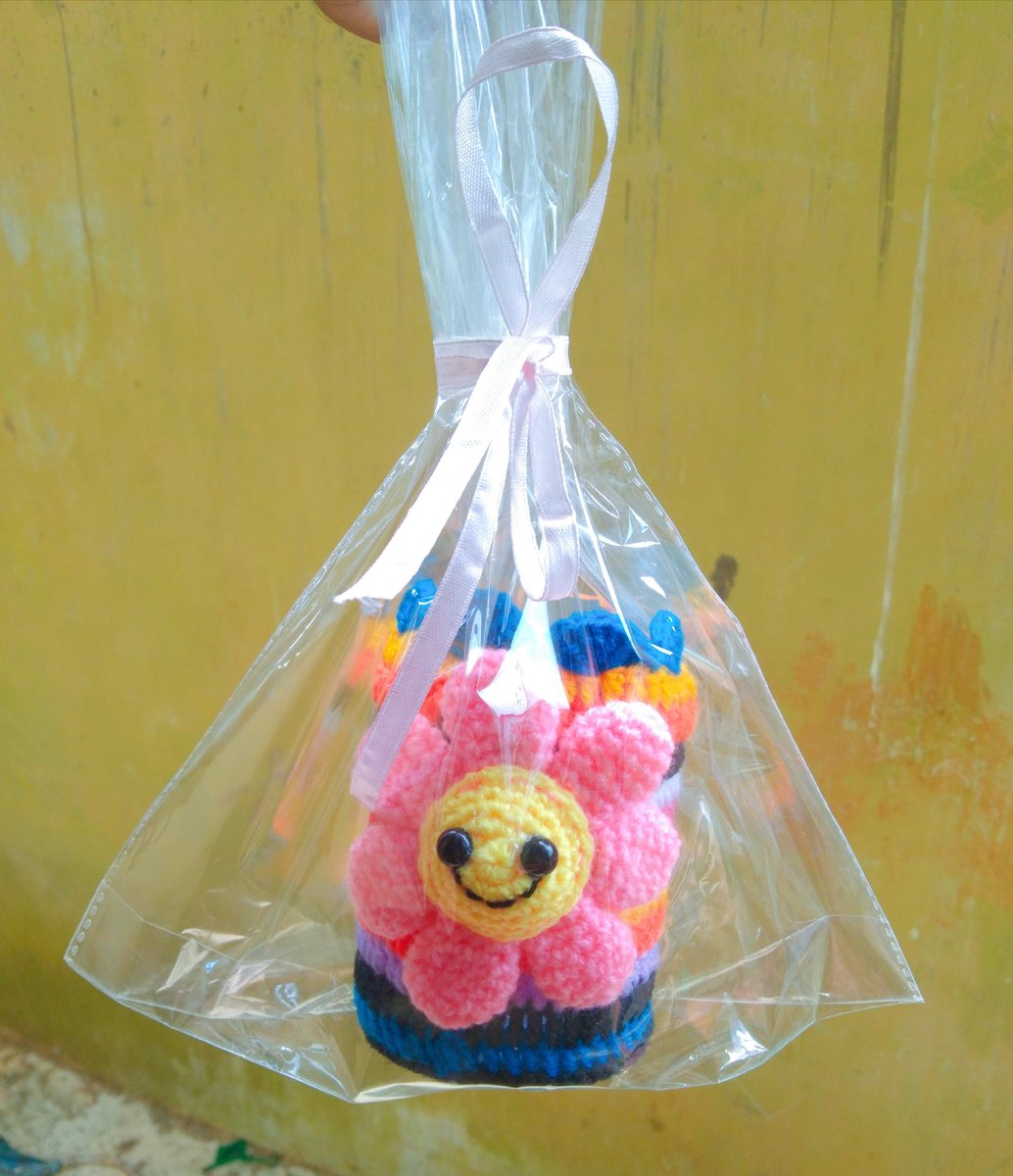 My cute lil flower pen holder 😻🥳

#DaintyCrochet #Srilanka #Puttalam #Crochetpenholder #Crochetlove #Crochetflower