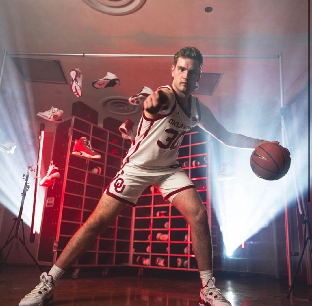 TheMainLinePod's tweet image. How dominant has Oklahoma been this year? The human victory cigar Jake Moser has played in 7 of the 10 wins thus far.