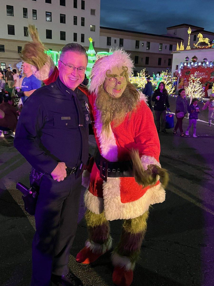 Fantastic turnout at the Dream Center. Thousands of toys were given to children. Wonderful community event. But, beware of the Grinch!! @LAPDHQ @LAPDChiefMoore