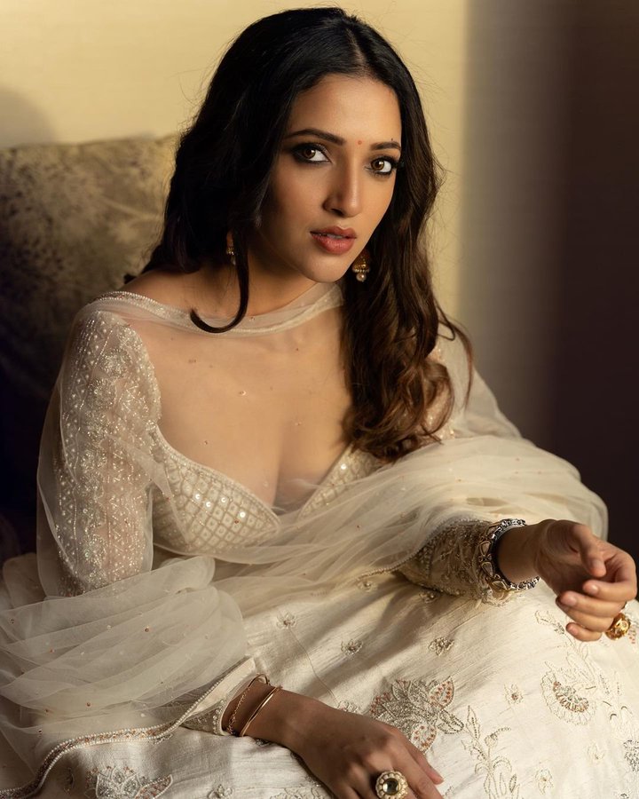 GBhv5YOaIAAHxQ0?format=jpg&name=900x900