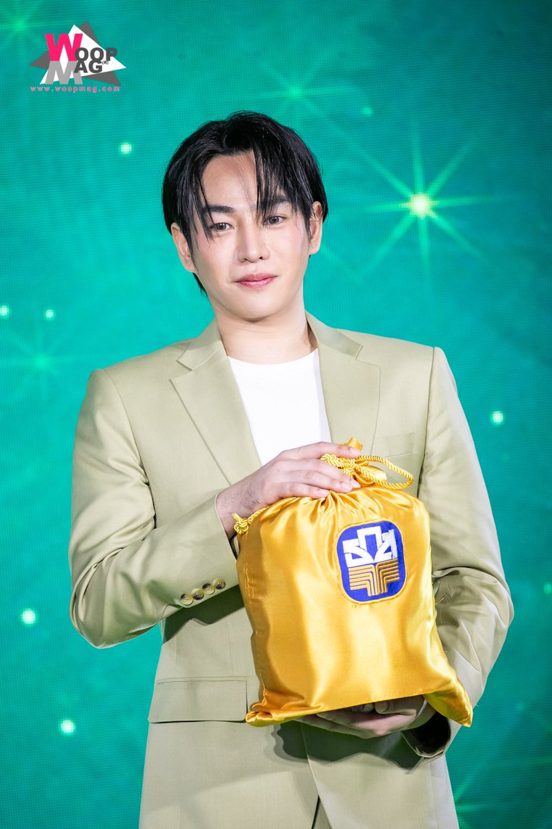 woopmag's tweet photo. เปิดตัวพรีเซ็นเตอร์สุดฮอต "เป๊ก ผลิตโชค" ร่วมถ่ายทอดแนวคิดและไลฟ์​สไตล์​ของคนรุ่นใหม่ ในงานแถลงข่าวกิจกรรมผลิตโชคชวนฟิน "สลาก ธ.ก.ส. ชุดถุงทอง"

#ถุงทองxผลิตโชค 
#เป๊กผลิตโชค #PeckPalitchoke 
#BAAC #ธกส #สลากถุงทอง 
#WOOPMAG https://t.co/qpY7QFM2ZD