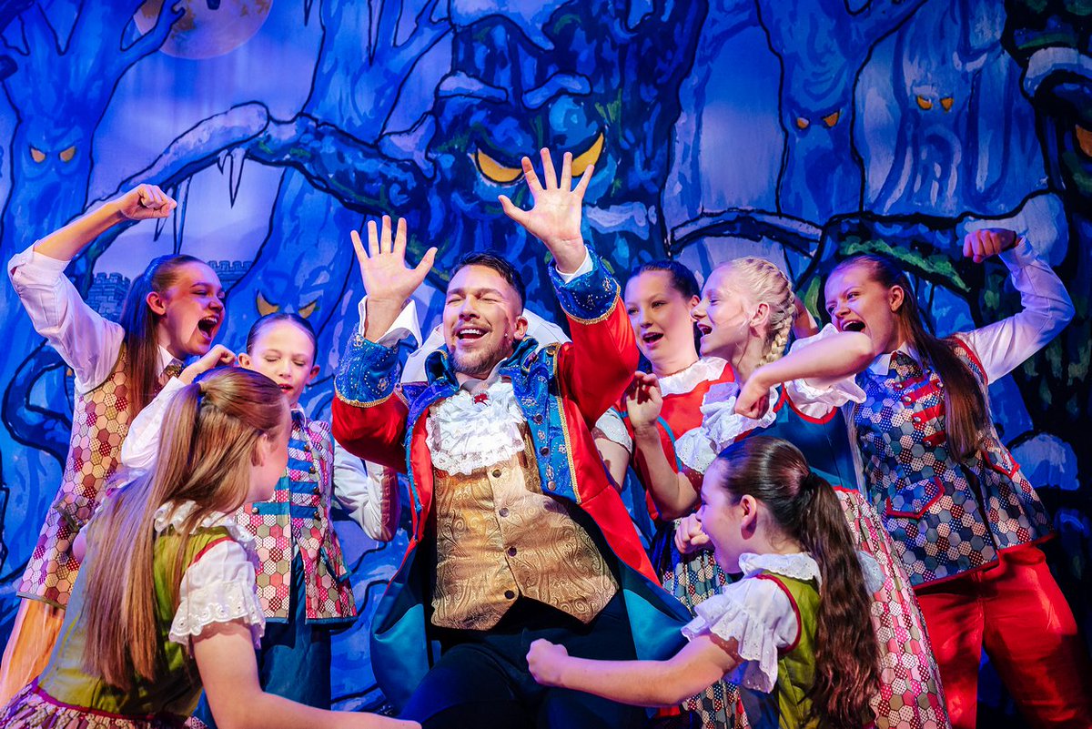 SnapperWes's tweet image. Part 4: Another great panto photographed at @CreweLyceum with @Imagine_Theatre

This year's performance of #Cinderella looks fantastic!

Thanks again for having me 📷📷
#pantophotographer #pantomine #eventphotographer #cheshirephotographer