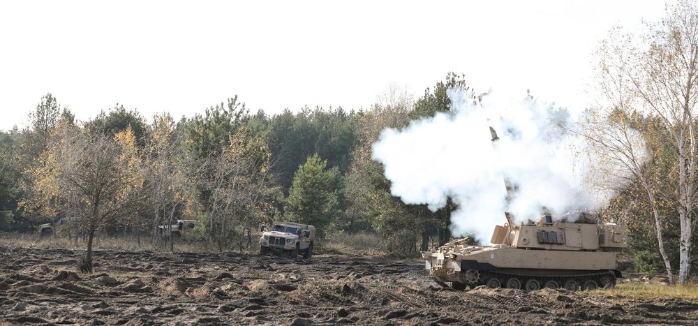 Toruń/Polonya-Ukrayna sınırı M109A7 Paladin kundağı motoru obüs manevraları.Polonyanın çeşitli eğitim alanlarında bu eğitimler özellikle 2 yıldır sıklıkla yapılmaya devam etmektedir.9 Kasım 2023te yeni 
M109A7 kmo M992A3 ve paletli mühimmat taşıyıcı siparişini Amerikan+