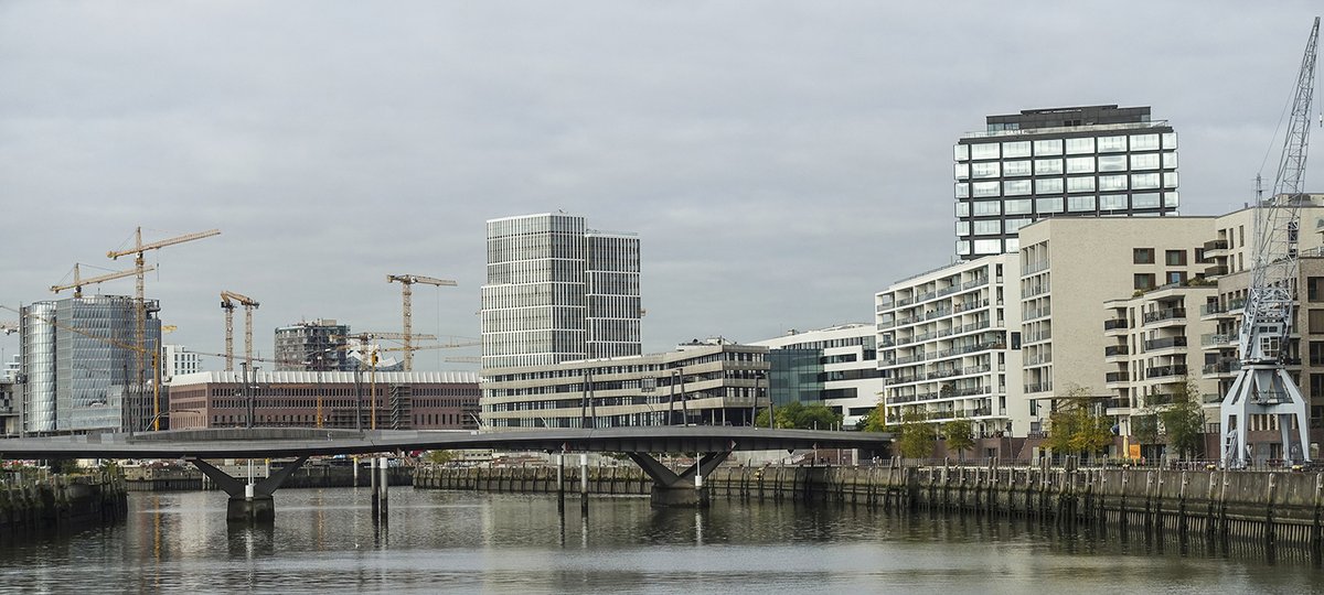 Die Hafencity wächst, es werden komplett neue Viertel gebaut. Knapp zwei Kilometer Luftlinie östlich der Elbphilharmonie.
lupuswolf.de/hafencity-2-ha…