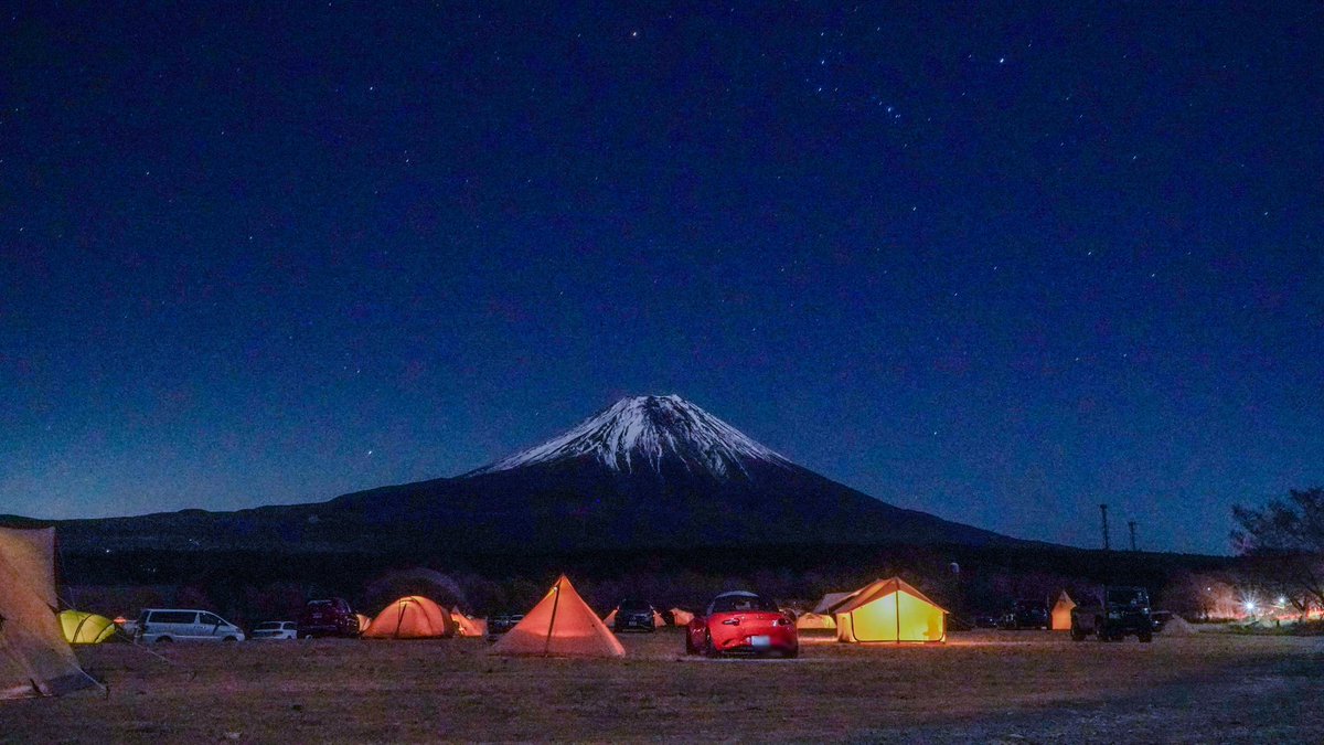 roadstercamp's tweet photo. 雪化粧した富士山とキャンプ夜景
寒！冬だなぁ⛄️
・
#久しぶりの投稿
#キャンプ #ロドキャン #ふもとっぱら https://t.co/Pl67fDaIgE